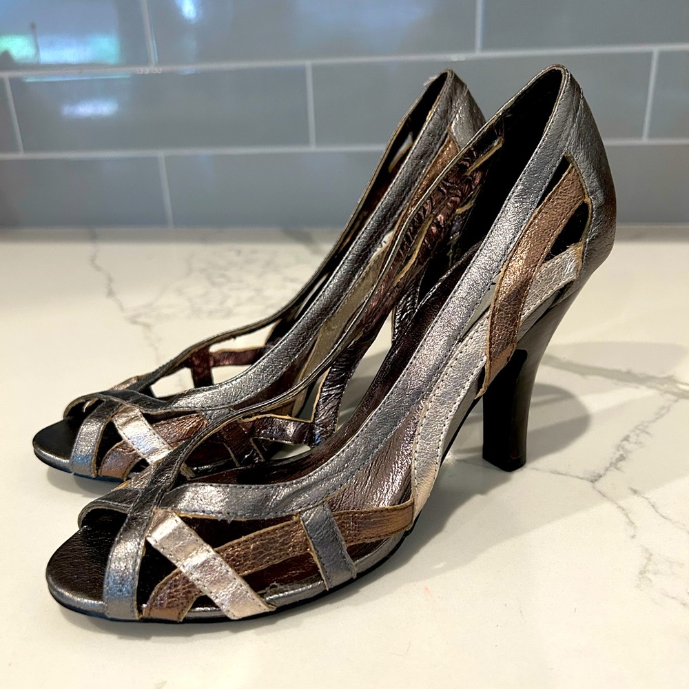Steve Madden Women’s “SAAVOY” Metallic Leather Peep Toe Heels Pumps Size 7 Retro
